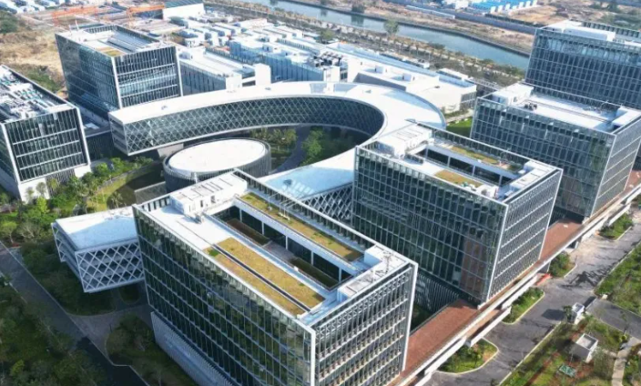 吊装带与钢丝绳索具性能对比:靖江市金能机械有限公司产品应用分析